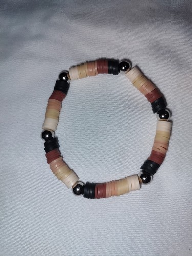 Handgefertigtes Stretchbandarmband mit Tonperlen - Bild 1 von 6