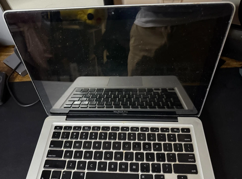 2-2010 MacBook Pro 13" 2010 Core 2 Duo@2.4GHz, 4GB RAM, 250GB HDD PARA REPUESTOS Foto 2 de 4