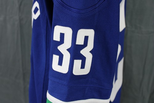 Vancouver Canucks Jersey (Retro) - Henrick Sedin #33 - Men's Medium - Picture 7 of 12