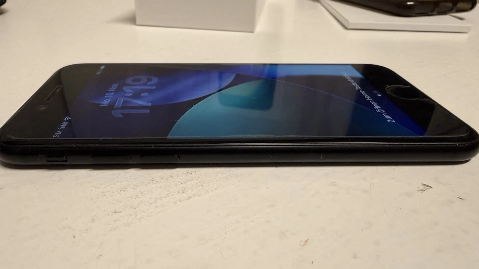 Apple iPhone SE 2. Gen - 64GB - Schwarz (Ohne Simlock) (Dual-SIM) - Bild 3 von 4