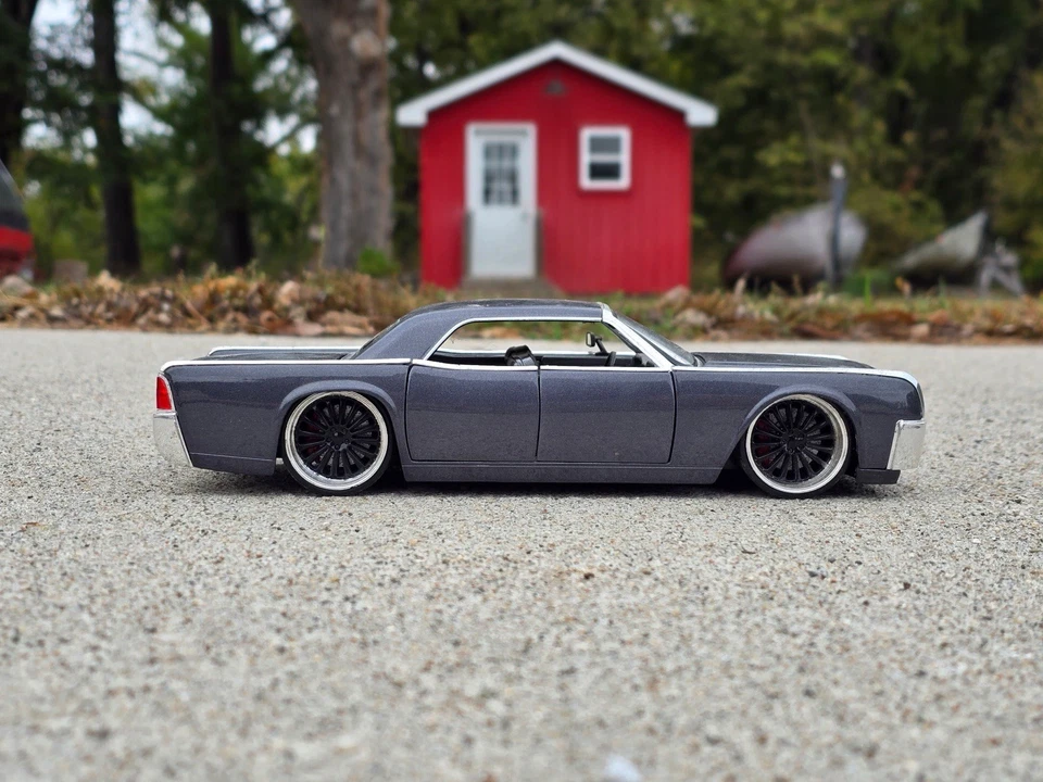 Jada 1963 Lincoln Continental Gray w/ Green Interior 1/24 Scale Die Cast #90606 - Image 3 of 4