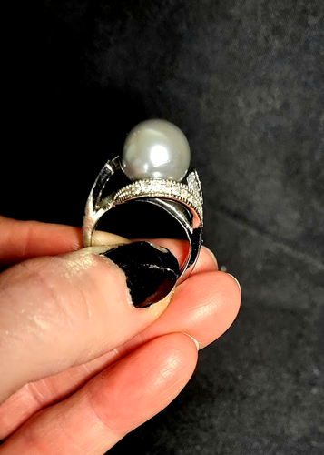 Squisito anello vintage 18 kg con strass tono argento con finta perla di Tahiti taglia 7 - Foto 2 di 13