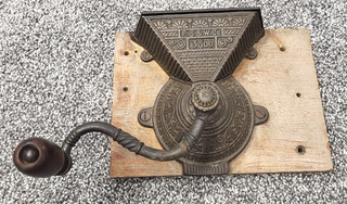 ANTIQUE CAST IRON COFFEE GRINDER P. S. & W COMPANY NUMBER 3600 KILLER CAST IRON$