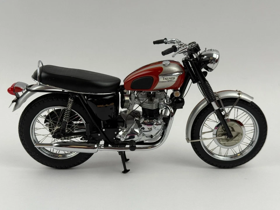 FRANKLIN MINT 1969 TRIUMPH BONNEVILLE 1:10 SCALE DIECAST MOTORCYCLE/BIKE W/BOX - Image 2 of 4