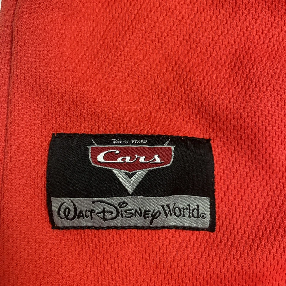 Camiseta de Colección Disney Lightening McQueen Bordada Copa Pistón Campeonato Talla S Foto 3 de 4