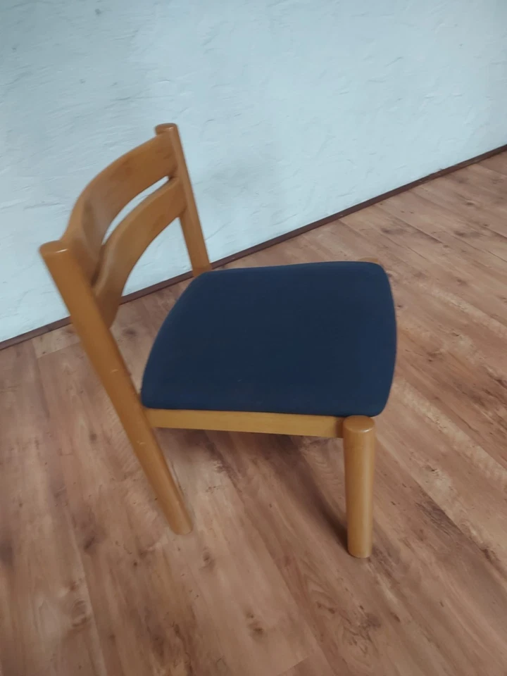 Stühle, 60 Stück mit blauer Sitzfläche, stapelbar, Verkauf wegen Neuanschaffung - Bild 2 von 2