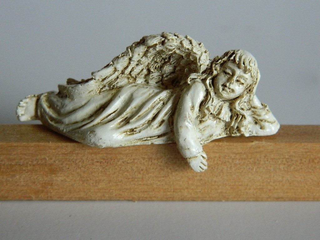(M3.23) 1/12th scale DOLLS HOUSE RESIN ANGEL SHELF SITTER