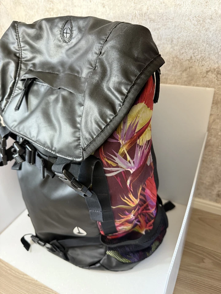 Mochila Nixon Rolltop Rara Negra Estampado Floral Japón Regalo Exclusivo Foto 3 de 4