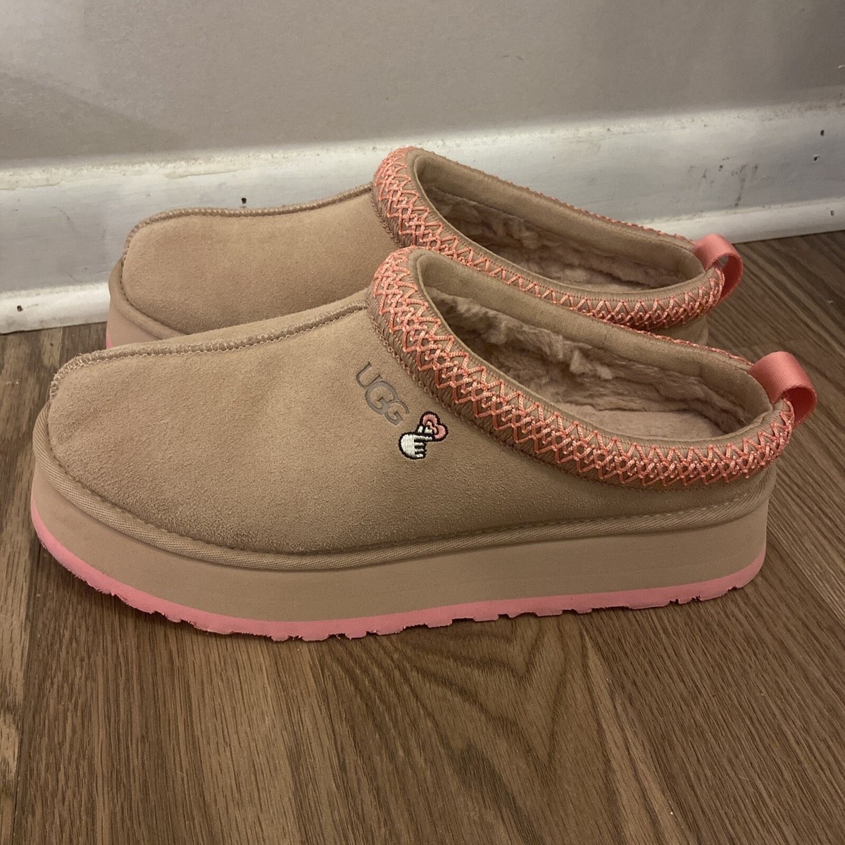 【UGG 】ピンク モカシン スエード　25 UGG Women's Tazz Love '25 “Arroyo/Tropical Pink” Valentines