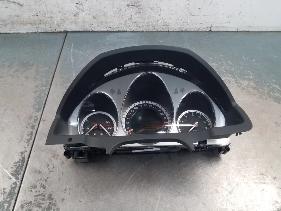 Mercedes Benz AMG C 63 2008 calibre clúster #9566 K2 Foto 2 de 4
