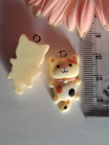 X 2 Breloques Petit Chat Crème, Acrylique, 1.5 X 3 Cm, Neuf (A1-05) - Picture 1 of 2