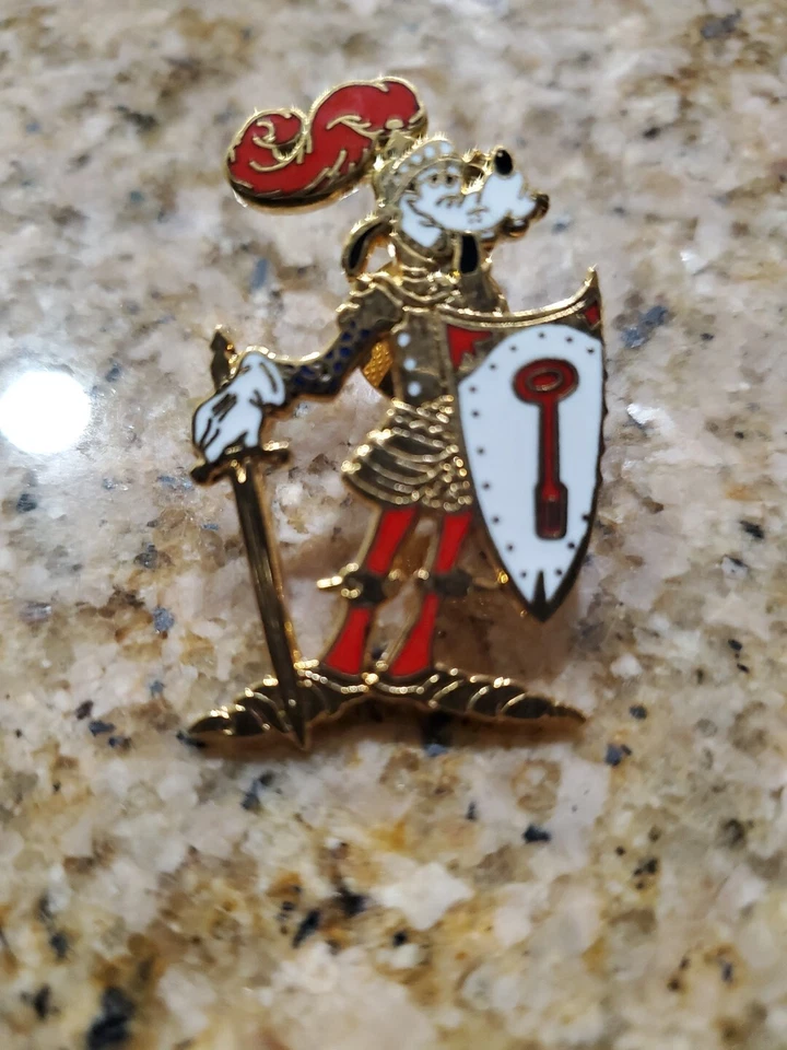 Гуфи в костюме доспехов щит меч красный средневековый винтажный Disney Pin прототип - Изображение 2 из 3