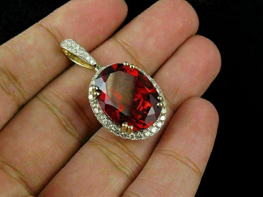 Мужской кулон из рубина овальной огранки 4 карата с отделкой желтым золотом 14 карат серебро - Изображение 3 из 3