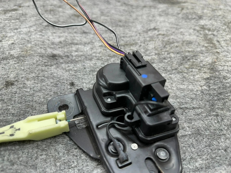 11-23 Dodge Charger Chrysler TAPA MALETERO BLOQUEO PESTILLO ACTUADOR Y MANGO DE LIBERACIÓN OEM Foto 3 de 4