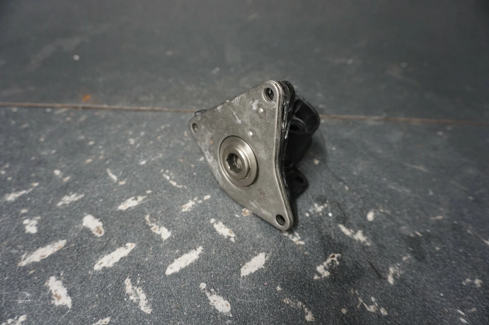 1996-2003 Kawasaki FRESHWATER PWC Jetski OEM Trim Motor Mount Bracket w/ Shaft