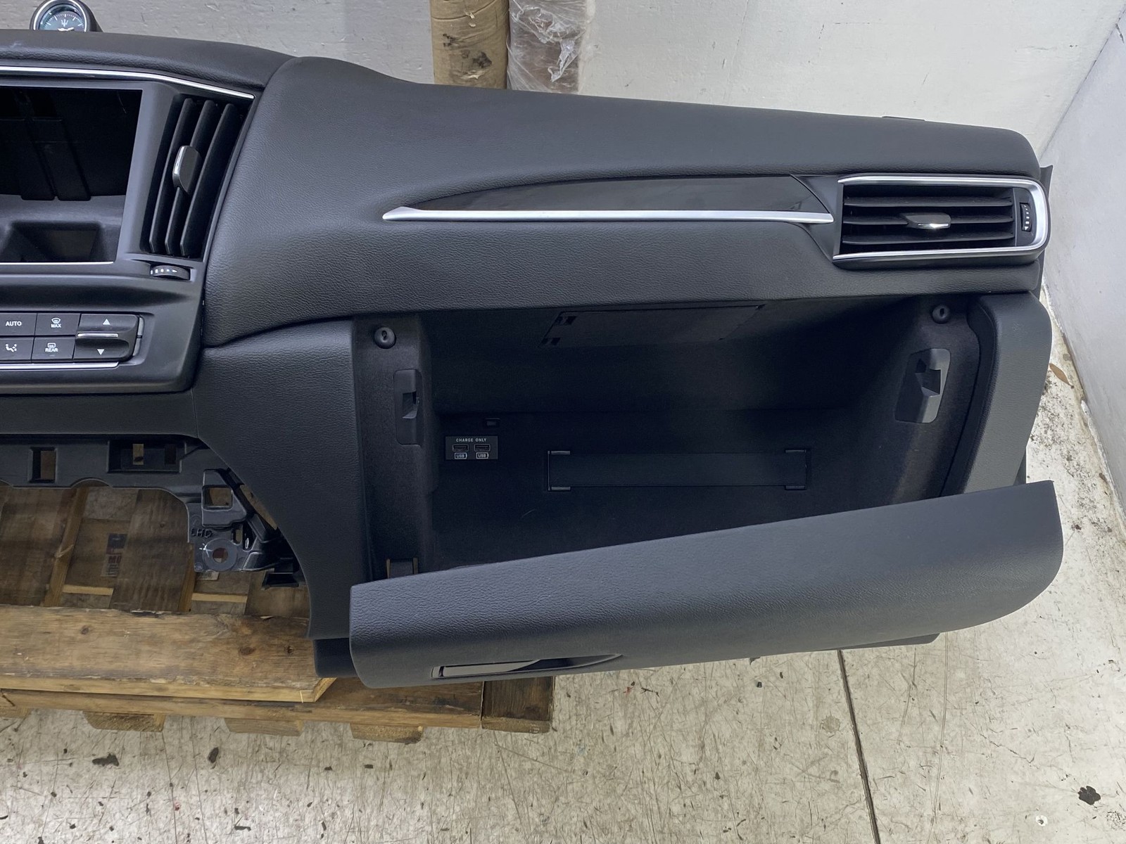2017-2024 MASERATI LEVANTE FRONT DASH PANEL LEATHER W/ AIR SRS BAG A/C GLOVE BOX