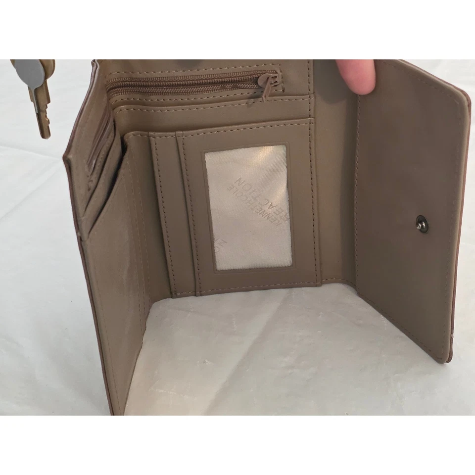 Carteira Kenneth Cole Reaction com zíper triplo acento marrom pequena - Imagem 4 de 4