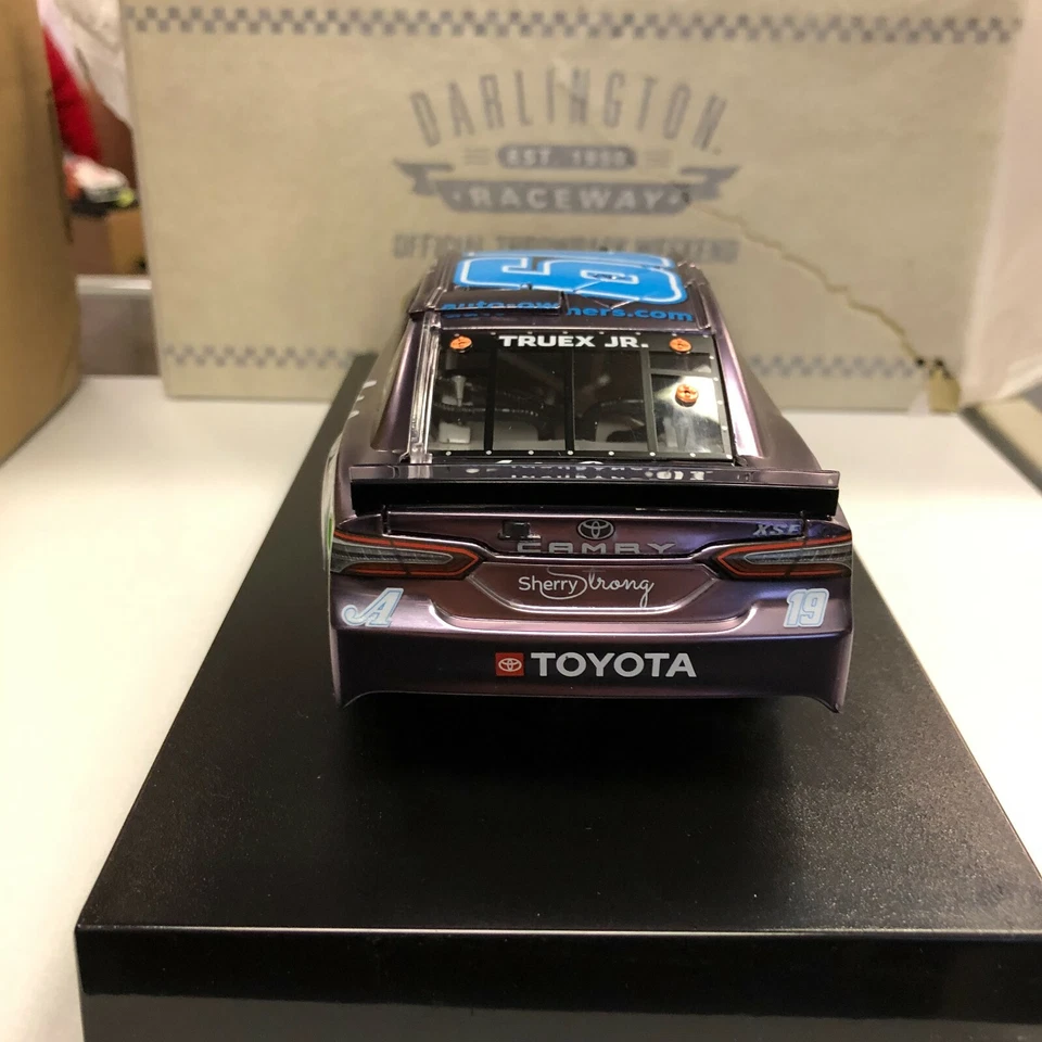 Martin Truex Jr. #19 Auto-Owners Assicurazione Throwback 2021 1:24 Scala Colore - Immagine 4 di 4