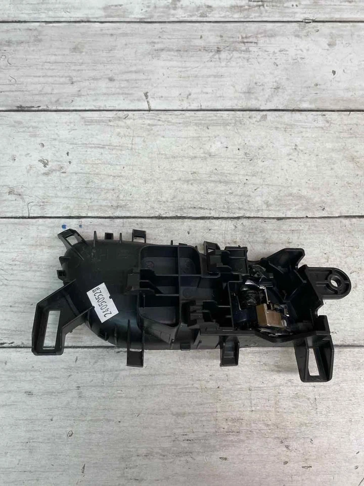 Manija de puerta interior trasera izquierda Nissan Rogue 2019 a 2020 conjunto OEM 806714KG1A Foto 3 de 4