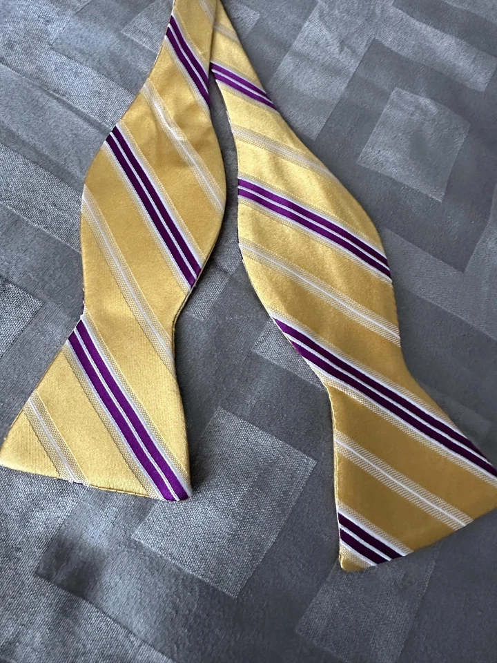 Pajarita Bruno Piattelli Roma ajustable para hombre amarilla púrpura a rayas seda Foto 2 de 4