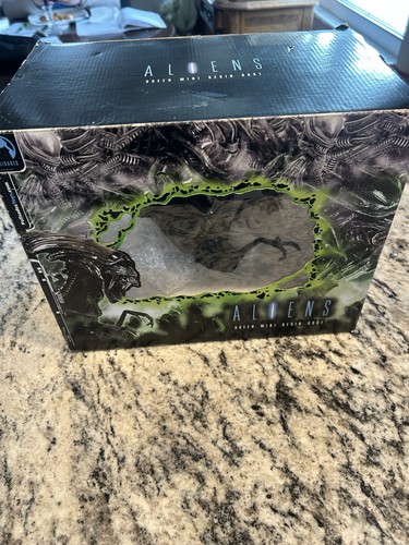 2002 PALISADES Limited Edition 9” ALIENS QUEEN MINI RESIN BUST – Brand New!!!