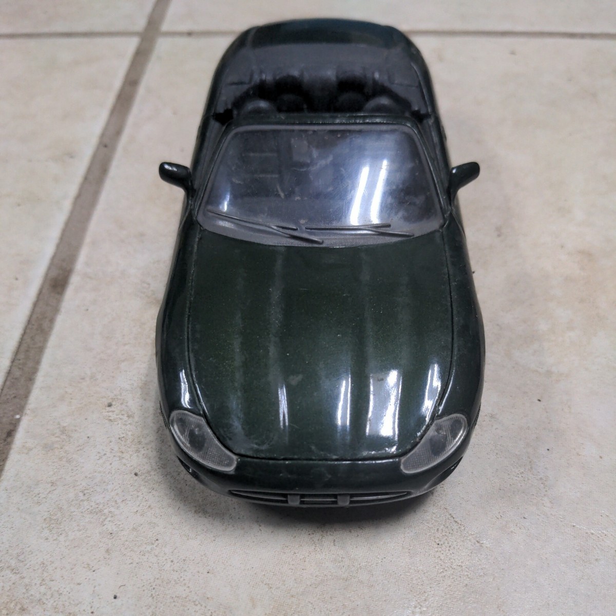 Maisto 1996 Jaguar XK8 Convertible Roadster 1:24 Scale Diecast Car