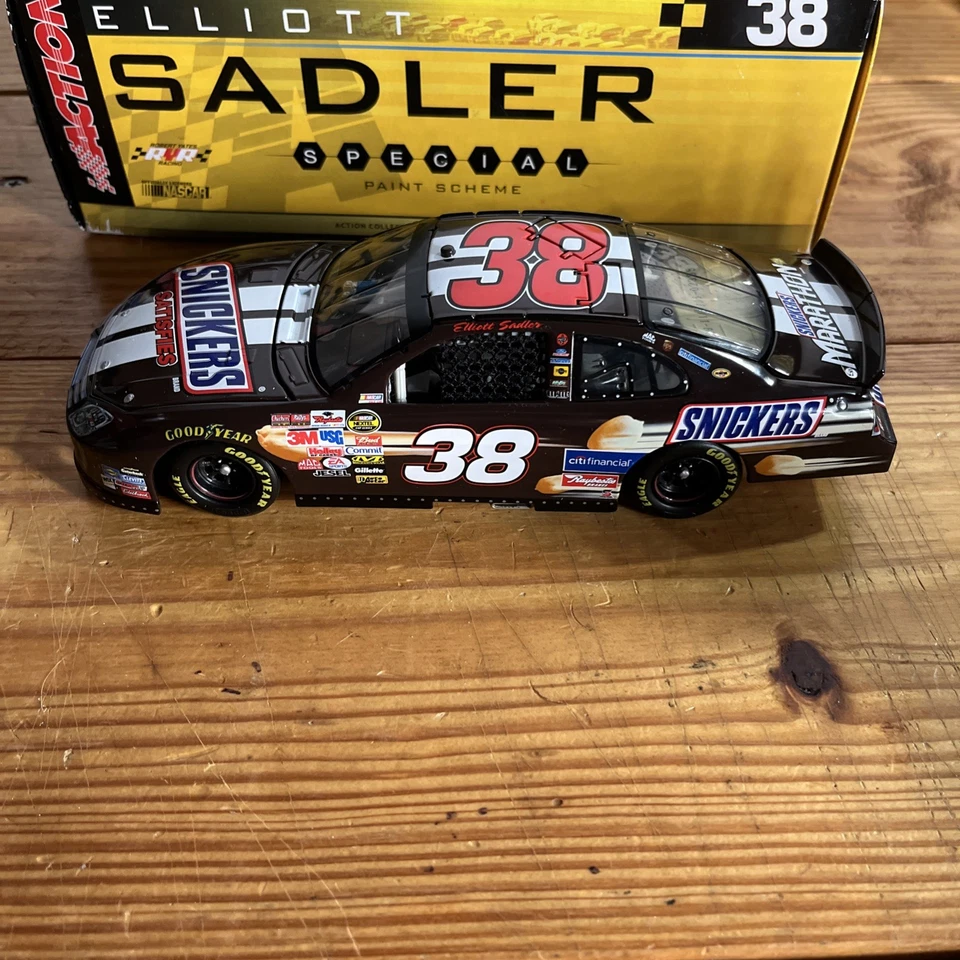 Elliott Sadler #38 SNICKERS - 2006 Ford Fusion 1/24 NASCAR diecast Foto 2 de 4