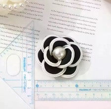 High-end Fabric Camellia Pearl Corsage Bow Tie Lapel Pin Small Fragrant Brooch.