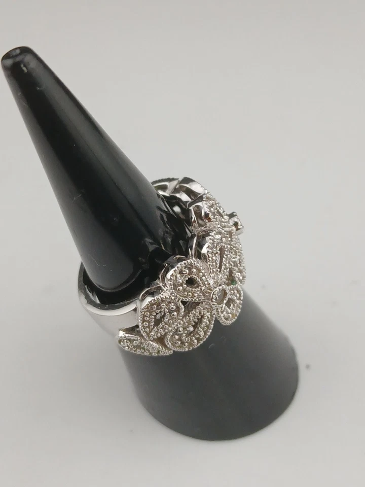Anillo de moda LIA SOPHIA tono plateado piedras transparentes diseño floral talla 6  Foto 2 de 4