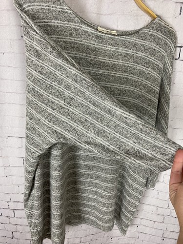 Prenda para mujer Promesa Suéter Grande Suave Elastizado Gris a Rayas Calce Relajado (DAU) - Imagen 4 de 9