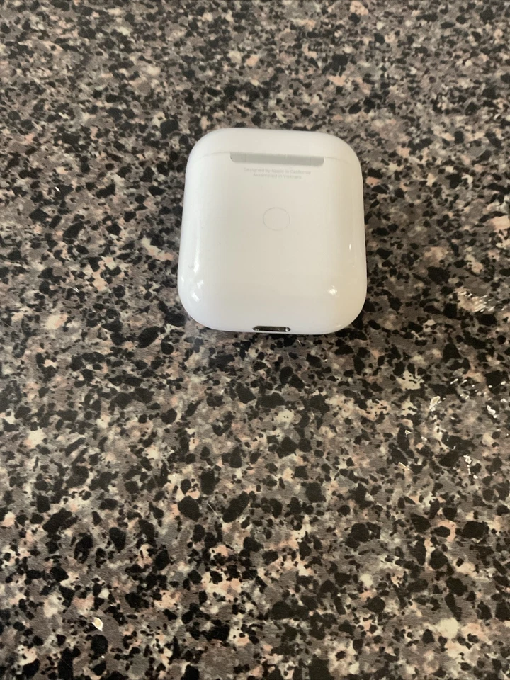 airpod Charging case 1st gen - Image 3 of 4
