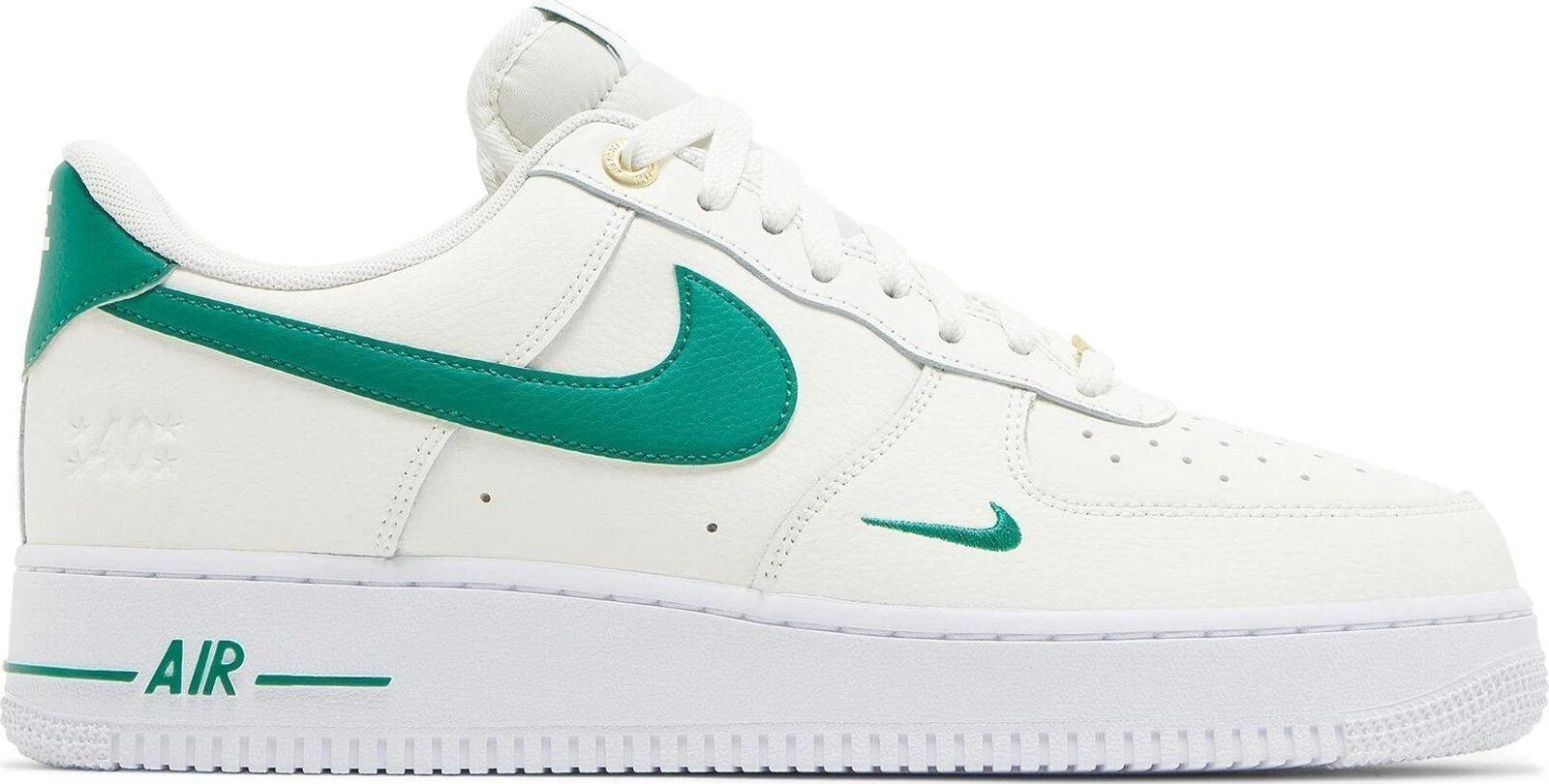 Preços baixos em Nike Air Force 1 '07 LV8 EMB Low White Malachite