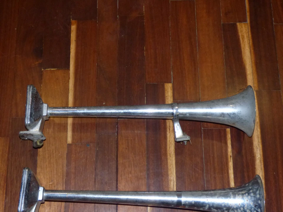 VINTAGE HADLEY HORNS 55CM CAR TRUMPETS RARE - Image 3 of 4