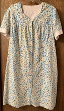 VINTAGE SNAP FRONT LIGHTWEIGHT SUMMER HOUSECOAT BLUE WITH FLORAL PRINT, CUTE 