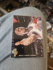 Michael Jordan 1996 Upper Deck Space Jam Sneak Peeks Jordan presta una mano #60