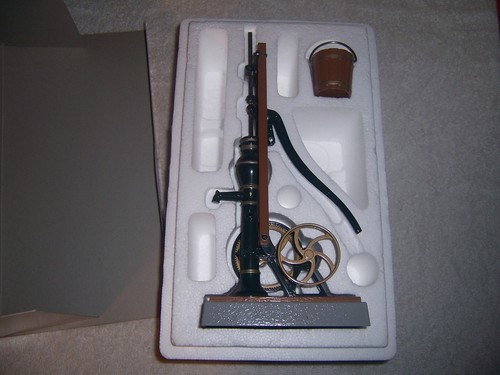 Ertl antiker Pumpenheber in Box Maßstab 1:7 Druckguss Metallmodell - Bild 5 von 5