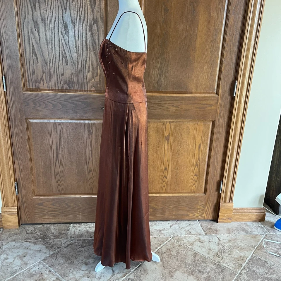 Nuevo con etiquetas Vestido Niki Livas Cobre Satinado Con Cuentas Talla 11 Y2K 2 Piezas Baile de graduación Elegante Foto 2 de 4