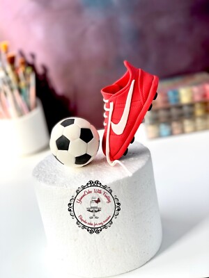 Fußballspieler Antigravitation roter Trainer & Fußball essbar Geburtstag Kuchen Topper