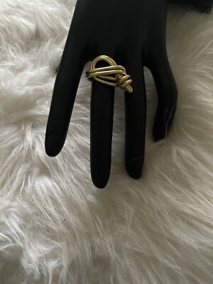 Goldring mit Draht umwickelt