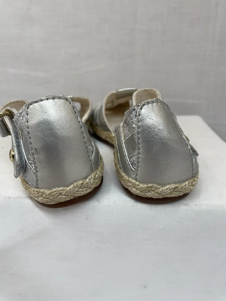 Sandalia UGG Niño Matilde Brillo Talla 6T Nueva sin caja Foto 3 de 4