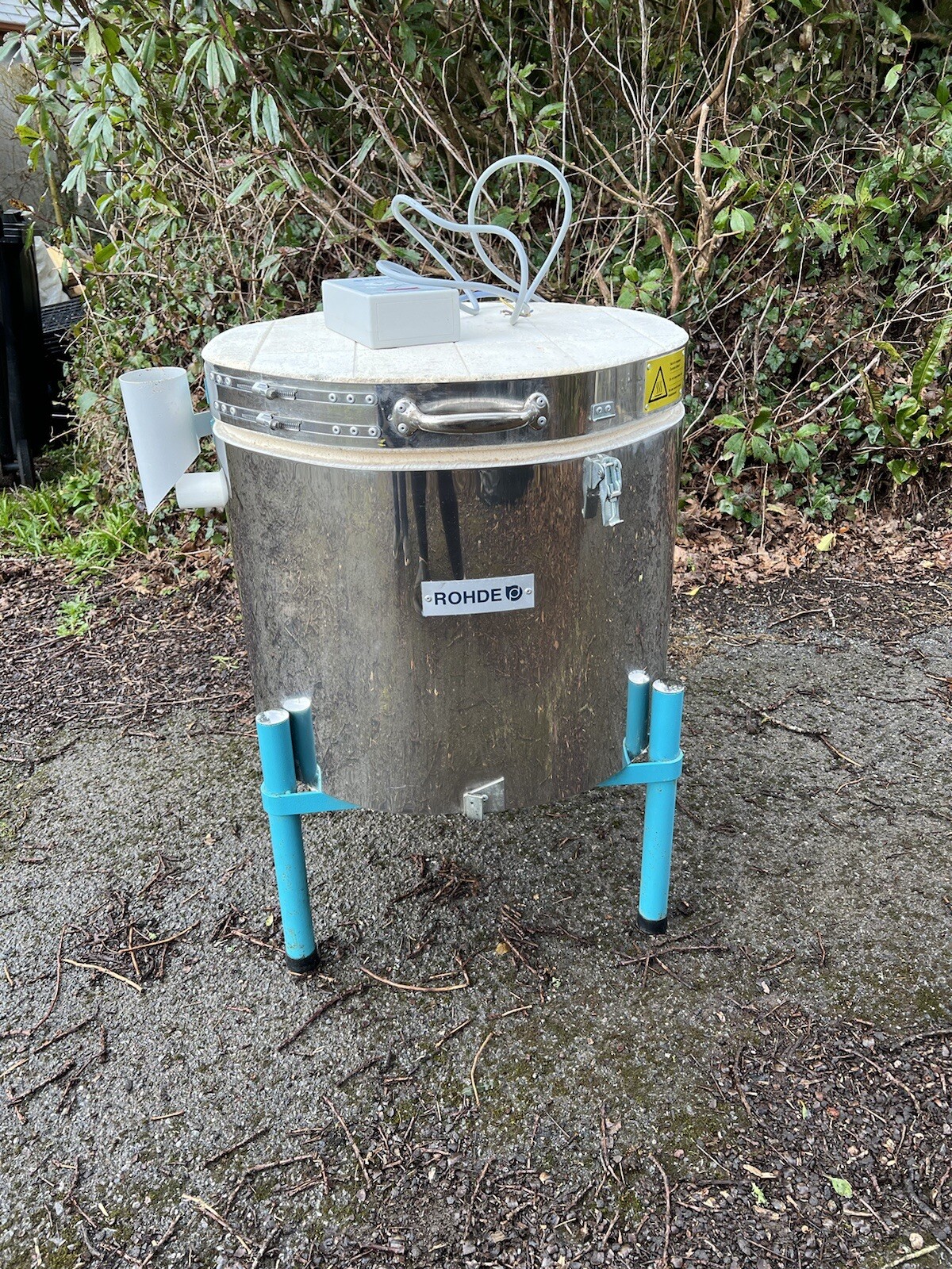 Rohde TE 50 S Kiln, 4 Shelves and lots of kiln furniture. Temp up to