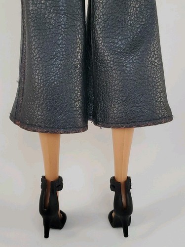 Barbie trägt Lederjacke und Lederhose blaue Augen Modepuppe von 1999 - Bild 10 von 15