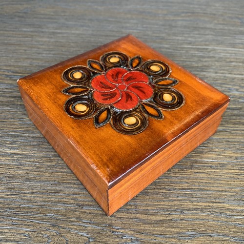 Handgefertigte geschnitzte aufklappbare florale Holz Schmuckschatulle Made in England 4” x 4” Boho - Bild 2 von 10