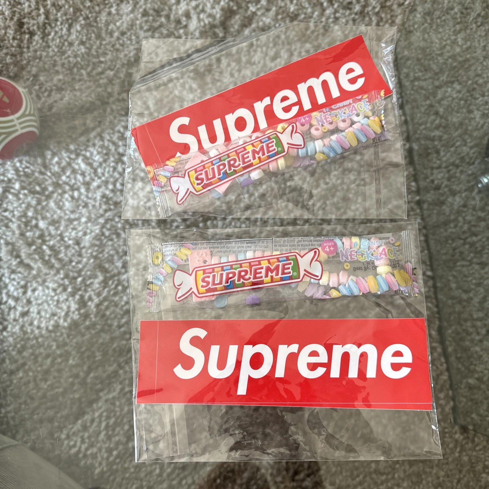 Collier et autocollant Supreme Candy scellé neuf 