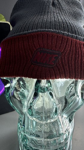 Nike Vintage Invierno Gorro Sombrero Reversible Borgoña/Gris Nuevo con Etiquetas - Imagen 6 de 7