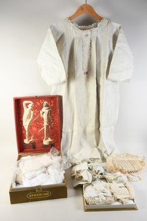 O19X02 Alte Textilien Deckchen Borten Hauben Nachthemd teils bestickt