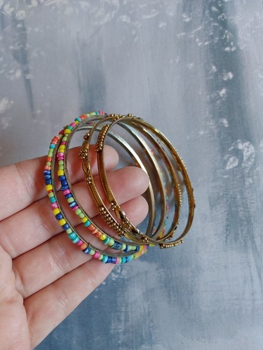 Vintage LOT 4 bangle thin stacker bracelets gold tone metal rainbow beads 2 5/8" - Picture 7 of 7