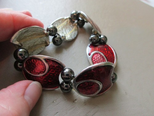 BONITA PULSERA ELÁSTICA VINTAGE DE ESMALTE ROJO HEMATITA TONO PLATEADO ABSTRACTO ROSAS - Imagen 3 de 4