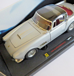 Hot Wheels Ferrari 410 Super America Rouge échelle 1/18 - DC2423F