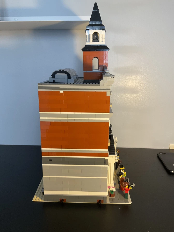 LEGO Modular Buildings 10224 Town Hall, photo 3 sur 5